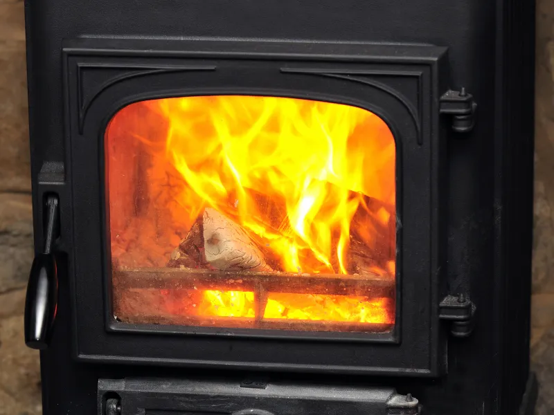 Comment installer et entretenir un poêle à bois : conseils pratiques pour optimiser votre confort